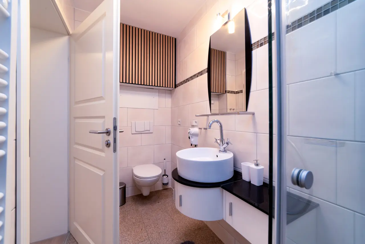 Badezimmer für Fotoshooting herrichten: Klodeckel unten und gefaltete Handtücher.