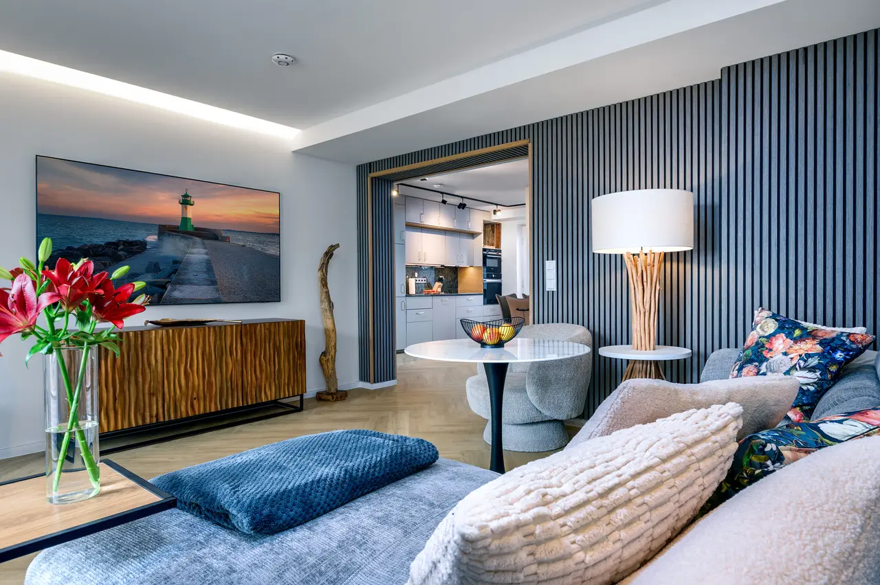 Ferienwohnung Wohnzimmer einrichten: So erzeugen Sie echte Gemütlichkeit auf Fotos