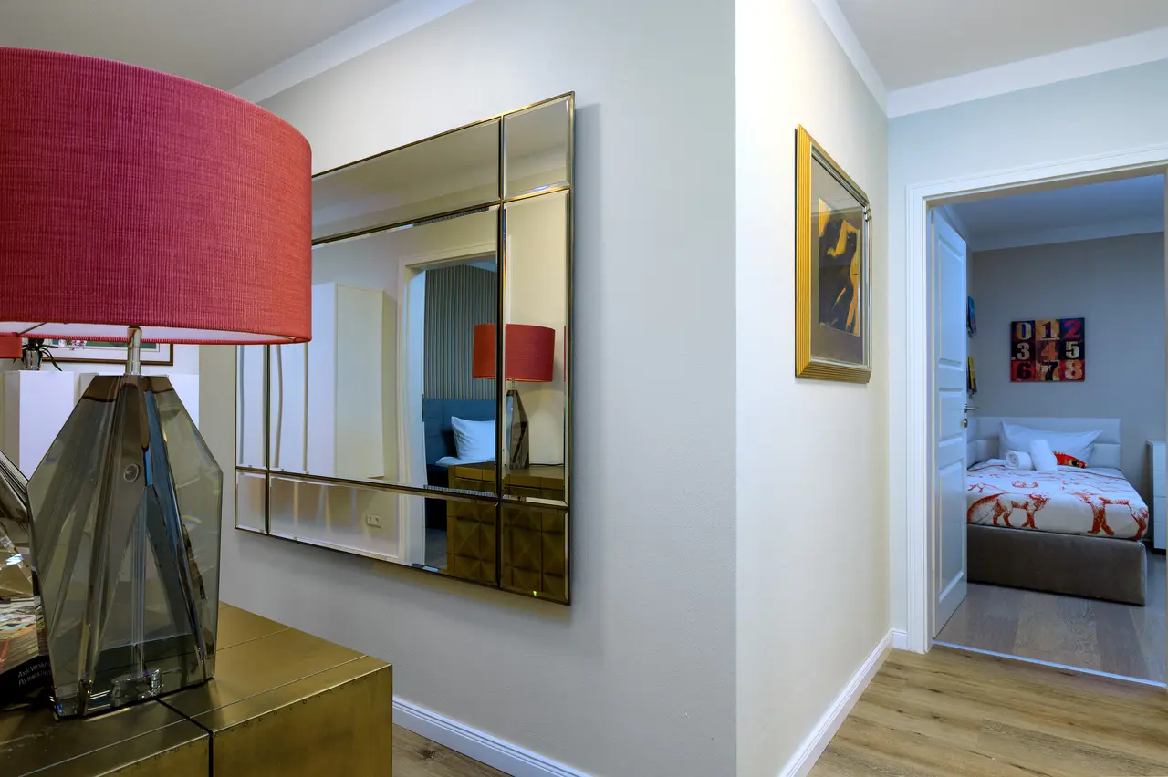 Professionelle Immobilienfotos der Ferienwohnung Seeadler; stimmungsvolle Schlafzimmer-Beleuchtung im "Nordic Cozy"-Stil.