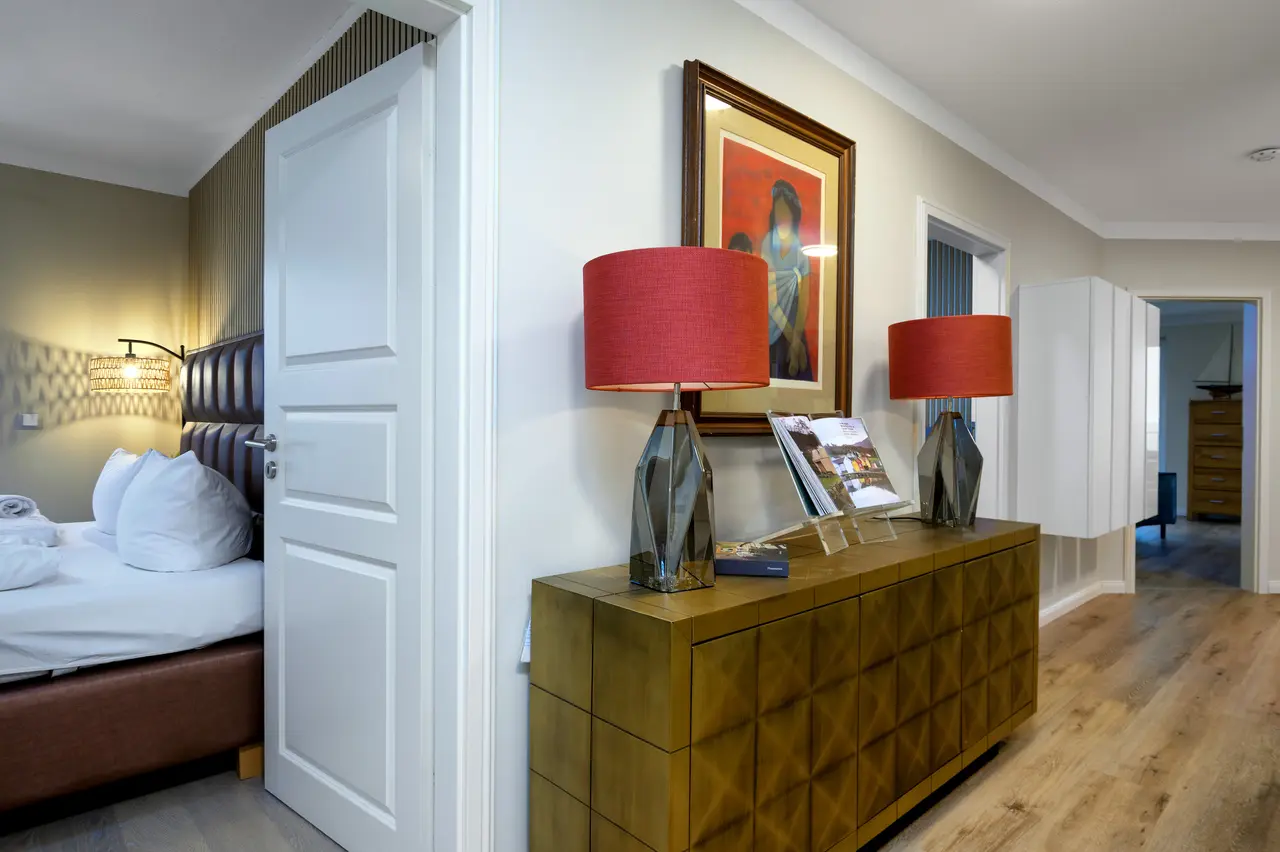 Professionelle Immobilienfotos der Ferienwohnung Seeadler; stimmungsvolle Schlafzimmer-Beleuchtung im "Nordic Cozy"-Stil.