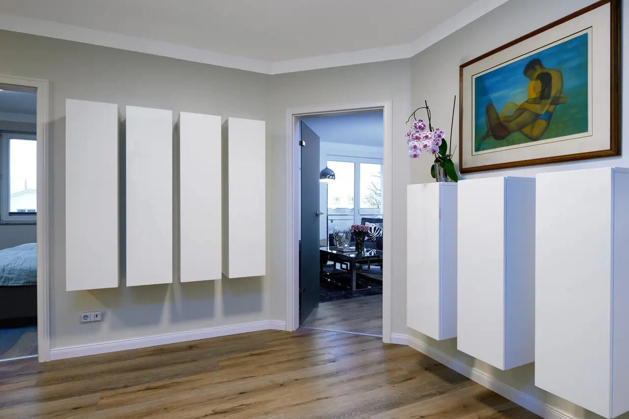 Professionelle Immobilienfotos der Ferienwohnung Seeadler; stimmungsvolle Schlafzimmer-Beleuchtung im "Nordic Cozy"-Stil.