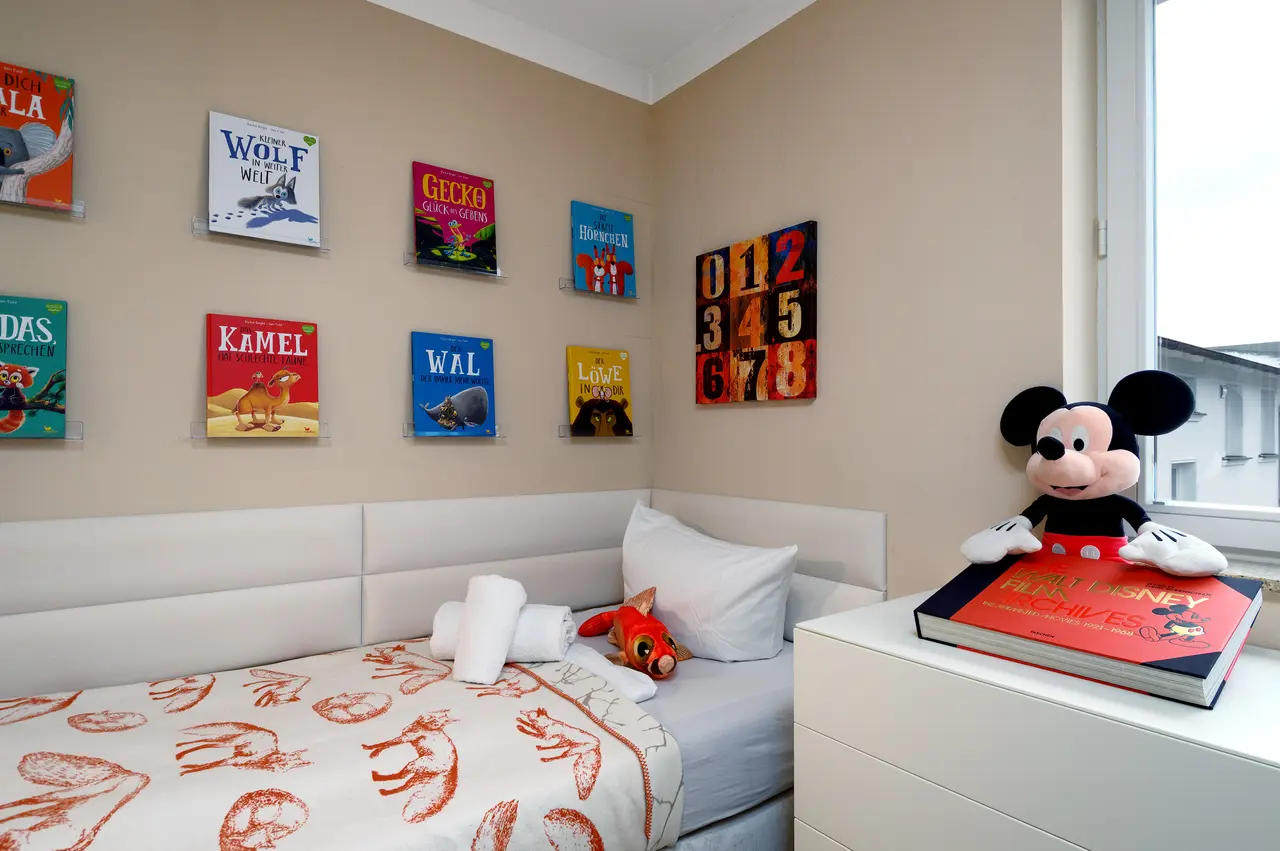 Professionelle Immobilienfotos der Ferienwohnung Seeadler; stimmungsvolle Schlafzimmer-Beleuchtung im "Nordic Cozy"-Stil.