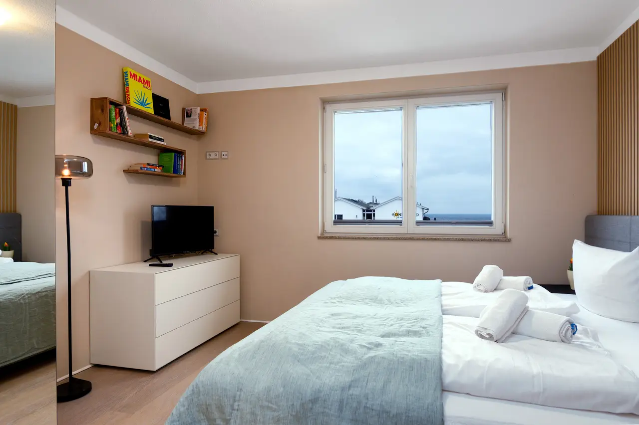 Professionelle Immobilienfotos der Ferienwohnung Seeadler; stimmungsvolle Schlafzimmer-Beleuchtung im "Nordic Cozy"-Stil.