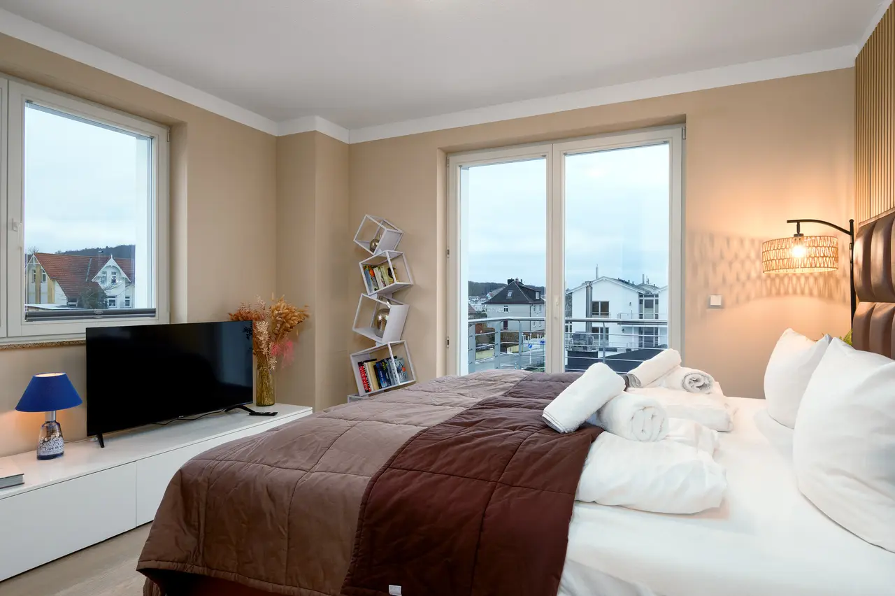 Kontrastreiche Innenarchitektur-Fotografie auf Rügen: Blick aus der Ferienwohnung auf die winterliche, dunkle Atmosphäre in Sassnitz.