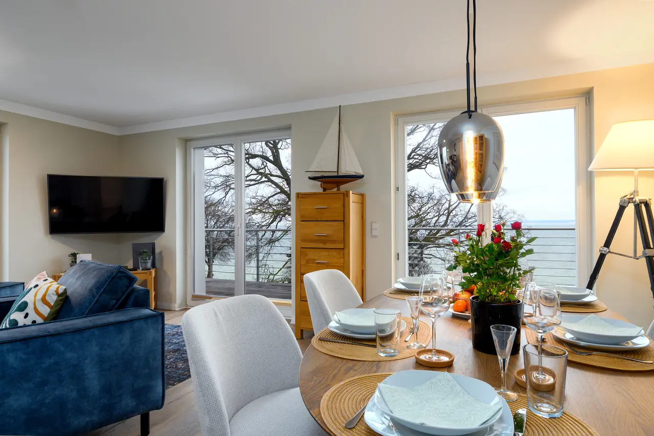 Moderne Architekturfotografie der FeWo Seeadler in Sassnitz bei winterlichem Low-Light; gemütliches Interior-Design im Dachgeschoss.