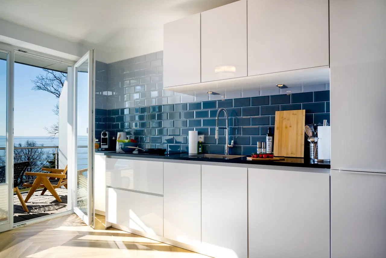 Leere Küchenarbeitsplatte und frisches Obst als Home Staging für Immobilienfotos.