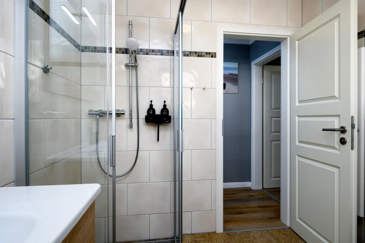 Fewo Seeblick Badezimmer. Professionelle Immobilienfotos der Ferienwohnung Seeadler; stimmungsvolle Schlafzimmer-Beleuchtung im "Nordic Cozy"-Stil.