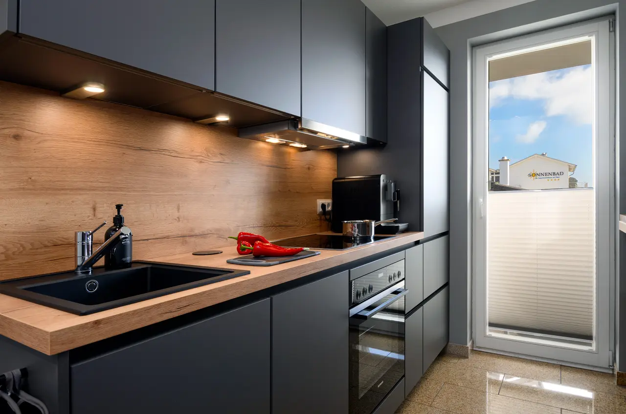 Fewo Seeblick Küche. Professionelle Immobilienfotos der Ferienwohnung Seeadler; stimmungsvolle Schlafzimmer-Beleuchtung im "Nordic Cozy"-Stil.