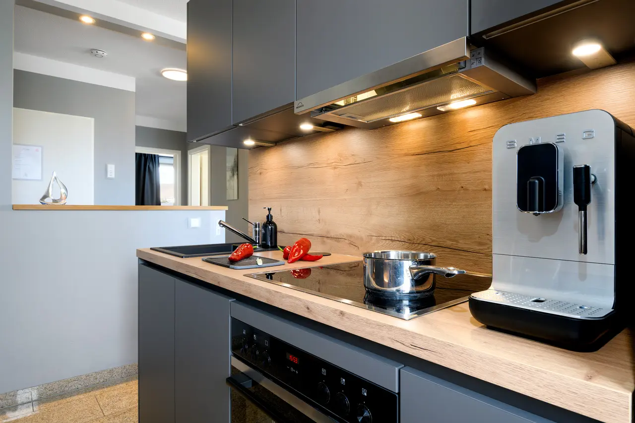 Fewo Seeblick Küche. Professionelle Immobilienfotos der Ferienwohnung Seeadler; stimmungsvolle Schlafzimmer-Beleuchtung im "Nordic Cozy"-Stil.