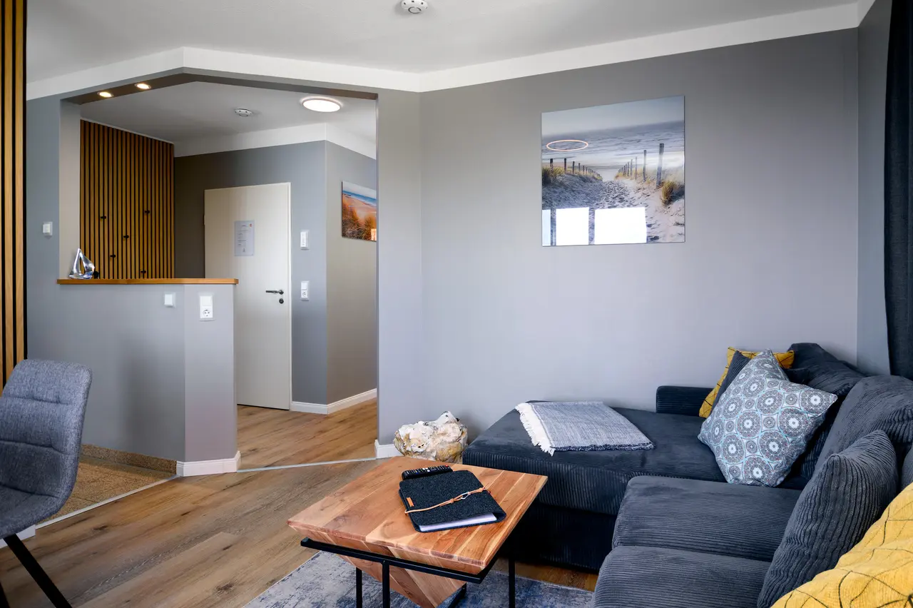 Fewo Seeblick Wohnzimmer. Professionelle Immobilienfotos der Ferienwohnung Seeadler; stimmungsvolle Schlafzimmer-Beleuchtung im "Nordic Cozy"-Stil.