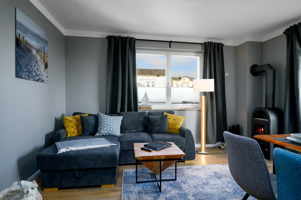 Fewo Seeblick Wohnzimmer. Professionelle Immobilienfotos der Ferienwohnung Seeadler; stimmungsvolle Schlafzimmer-Beleuchtung im "Nordic Cozy"-Stil.