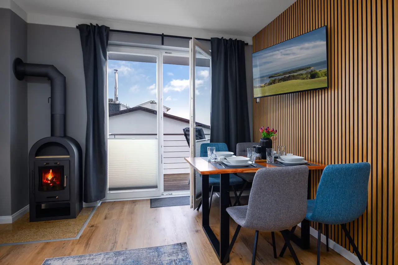Fewo Seeblick Wohnzimmer. Professionelle Immobilienfotos der Ferienwohnung Seeadler; stimmungsvolle Schlafzimmer-Beleuchtung im "Nordic Cozy"-Stil.
